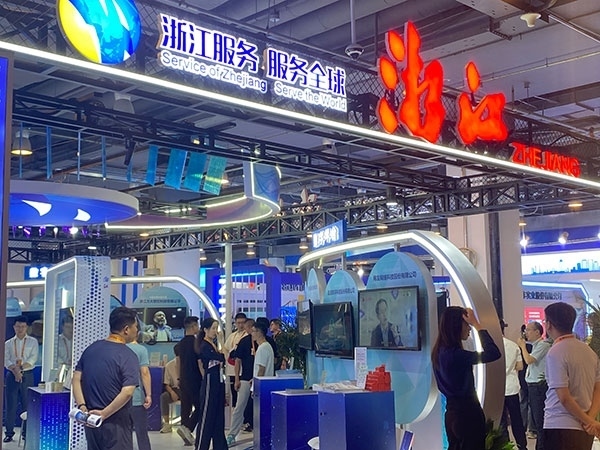 在浙江省交易團展區(qū)，數(shù)字支付技術吸引了觀展群眾的目光。人民網(wǎng)記者 李彤攝