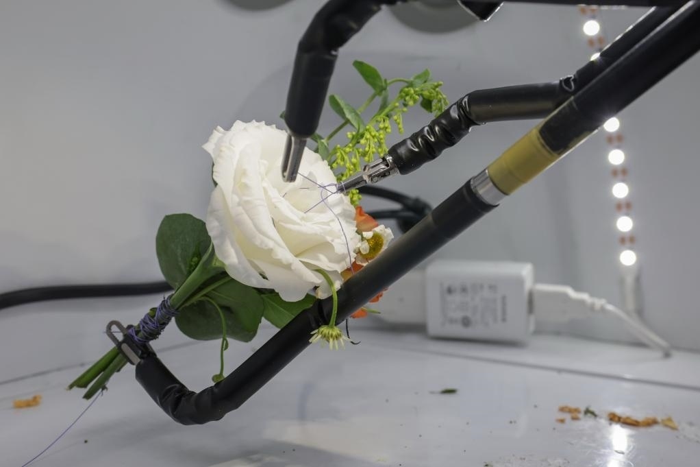 9月4日，在服貿(mào)會首鋼園區(qū)北京友誼醫(yī)院展臺，圖邁單臂腔鏡手術(shù)機器人用手術(shù)線打結(jié)。新華社記者 張玉薇 攝