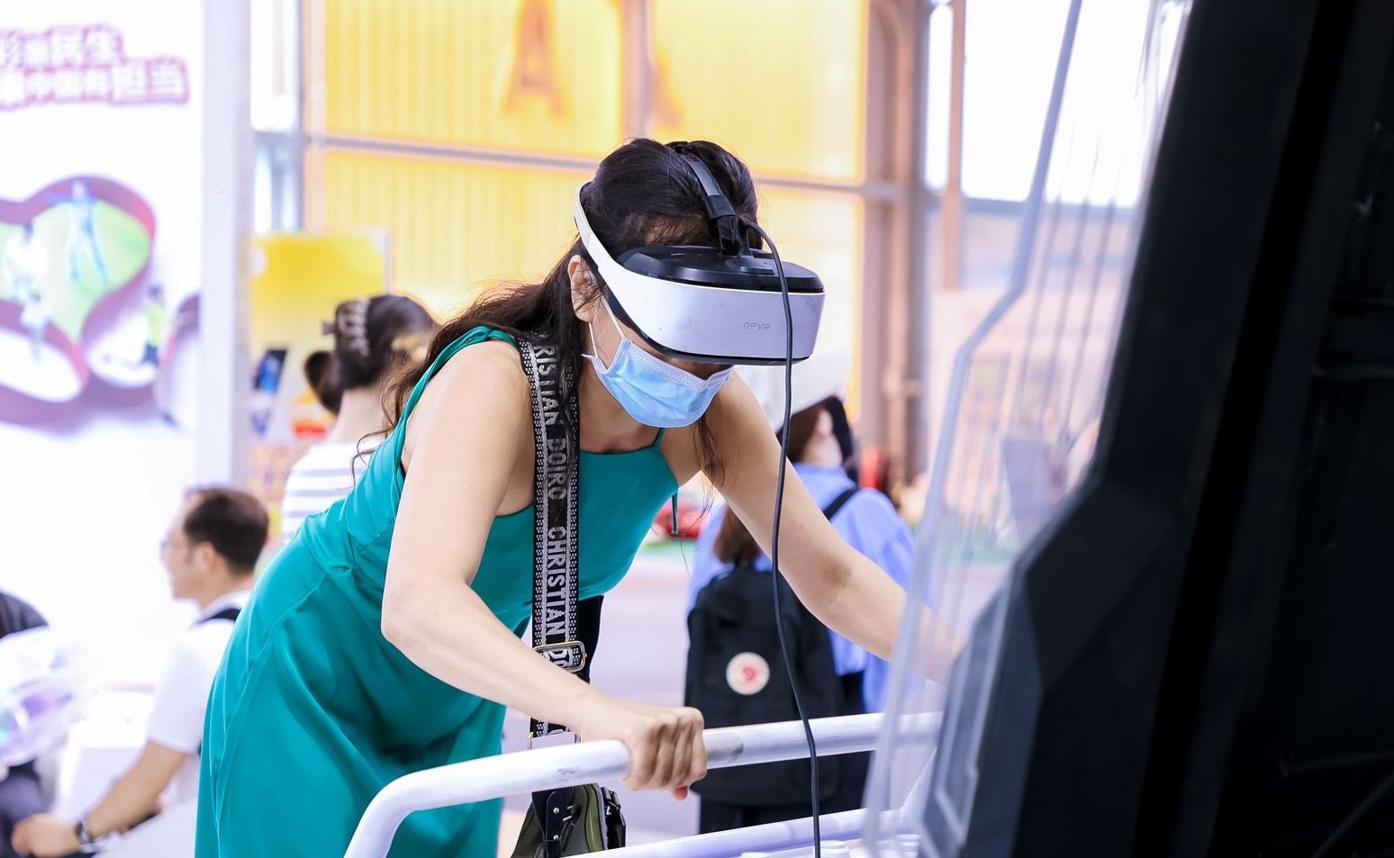 觀眾參與AI體驗(yàn)。圖片來源：中國國際服務(wù)貿(mào)易交易會