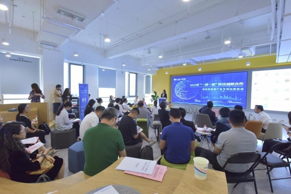 在天府國際技術(shù)轉(zhuǎn)移中心承辦的2023年“一帶一路”科技創(chuàng)新合作——泰國新能源產(chǎn)業(yè)專場對接活動(dòng)中，中泰企業(yè)機(jī)構(gòu)達(dá)成了合作意向。天府國際技術(shù)轉(zhuǎn)移中心供圖