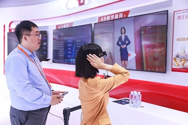 在工商銀行展臺，數(shù)字員工“工曉伴”與觀展游客互動。受訪者供圖