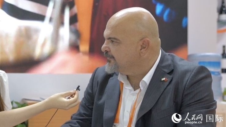 塞浦路斯首席經(jīng)濟(jì)商務(wù)參贊歐陽路接受記者采訪。人民網(wǎng) 王禹蘅攝