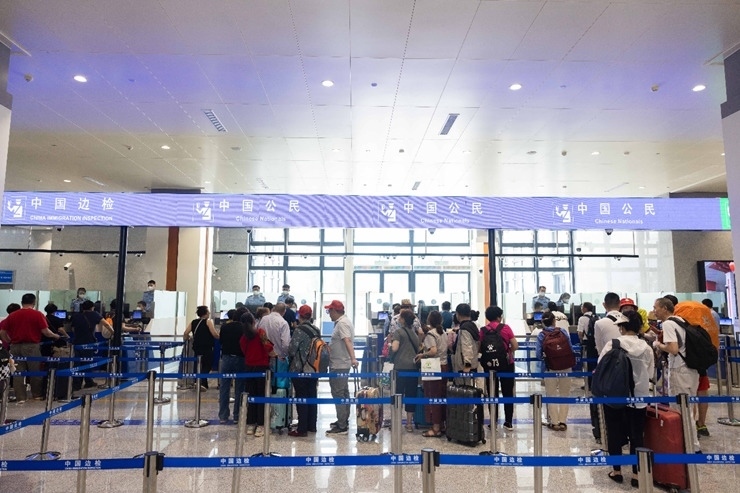 乘坐中老鐵路國際旅客列車的旅客在磨憨邊檢大廳排隊候檢。黃遠(yuǎn)飛 攝