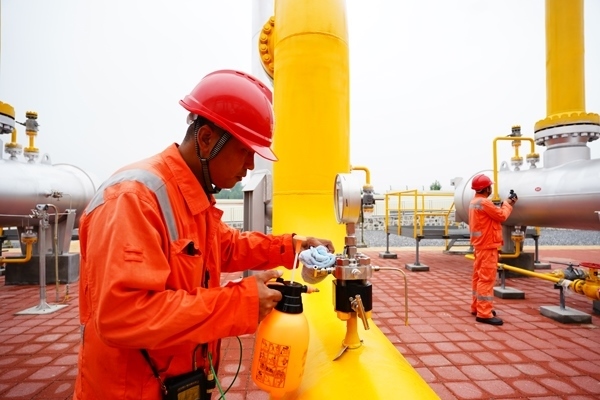 西氣東輸湖廣輸氣分公司員工在投產(chǎn)現(xiàn)場進(jìn)行天然氣驗(yàn)漏檢測。唐瑋峰攝