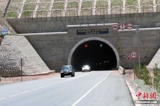 連接塔吉克斯坦南北的重要隧道之一哈特隆隧道由中國路橋承建，是塔國南北公路交通的重要干線道路，對促進塔吉克斯坦南北交流和國民經(jīng)濟發(fā)展具有重要意義。田冰攝