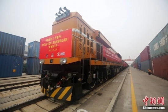 2021年7月5日，中國—上海合作組織地方經(jīng)貿(mào)合作示范區(qū)（簡稱“上合示范區(qū)”）前往塔吉克斯坦首都杜尚別的首班中歐班列（齊魯號）“上合快線”發(fā)出，從上合示范區(qū)青島多式聯(lián)運中心啟程，為中國及日本、韓國等周邊國家和地區(qū)與塔吉克斯坦經(jīng)貿(mào)往來提供了全新的物流解決方案。胡耀杰 攝