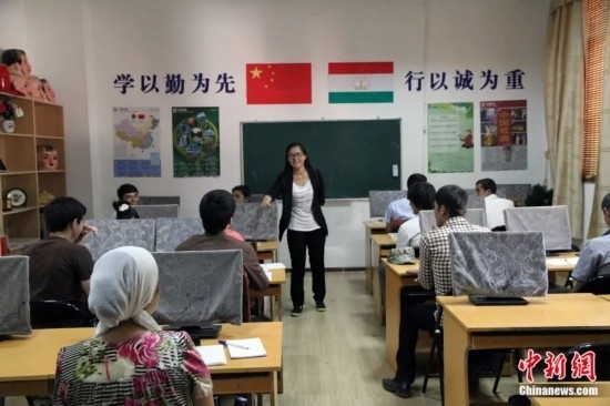 2014年，塔吉克斯坦國立民族大學的孔子學院內(nèi)，教師正在為塔吉克斯坦學生授課。田冰 攝