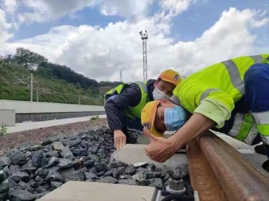 佟郎（左）正在檢修鐵路。受訪者供圖
