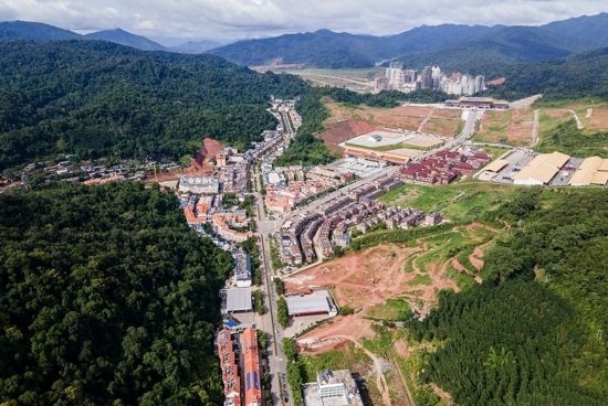 磨憨口岸俯瞰，右前方高層白色建筑群為老撾境內(nèi)。人民網(wǎng)記者 符皓攝