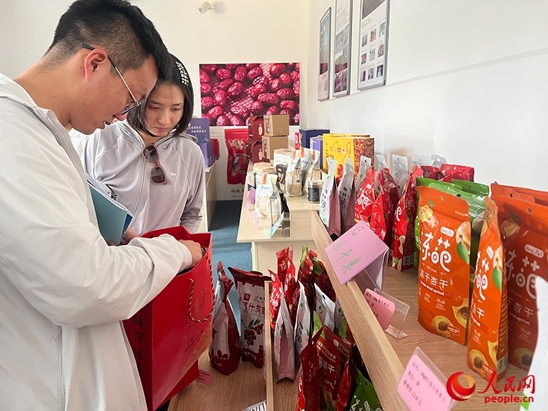 消費(fèi)者在選購產(chǎn)品。人民網(wǎng)記者 常雪梅攝