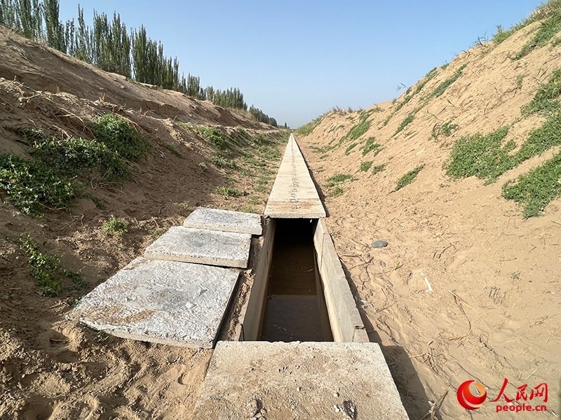 打開蓋板，可見水在寬一米、深一米的渠道內(nèi)暢通流過(guò)。人民網(wǎng)記者 常雪梅攝