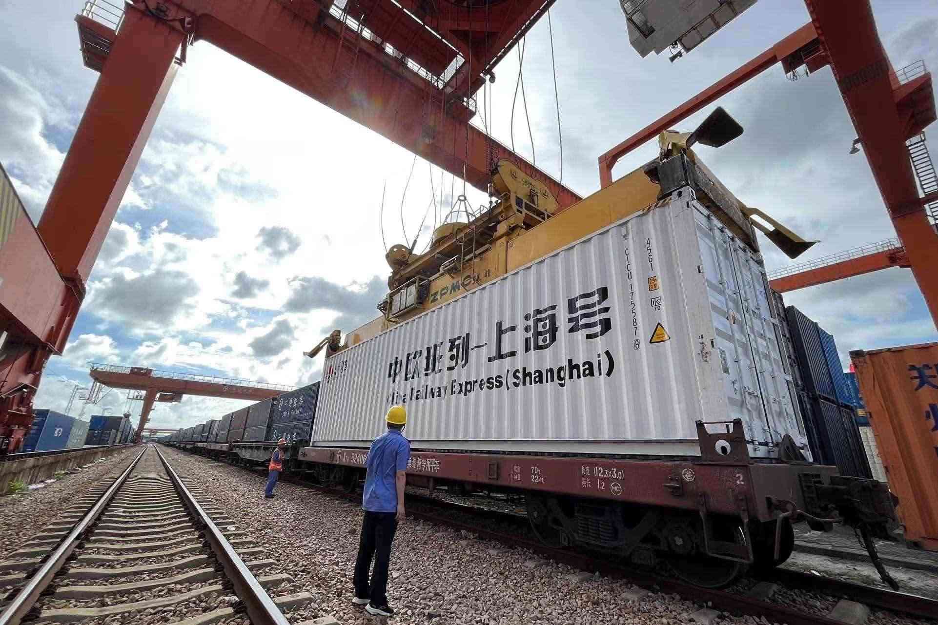 鐵路上海貨運中心閔行站貨場內，吊機在貨運員的監(jiān)裝下進行裝車落箱作業(yè)。人民網 皇甫萬里攝