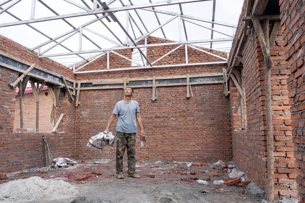 近日，在黑龍江省尚志市老街基鄉(xiāng)基豐村，村民劉環(huán)茂查看新建的房屋。新華社記者 謝劍飛 攝