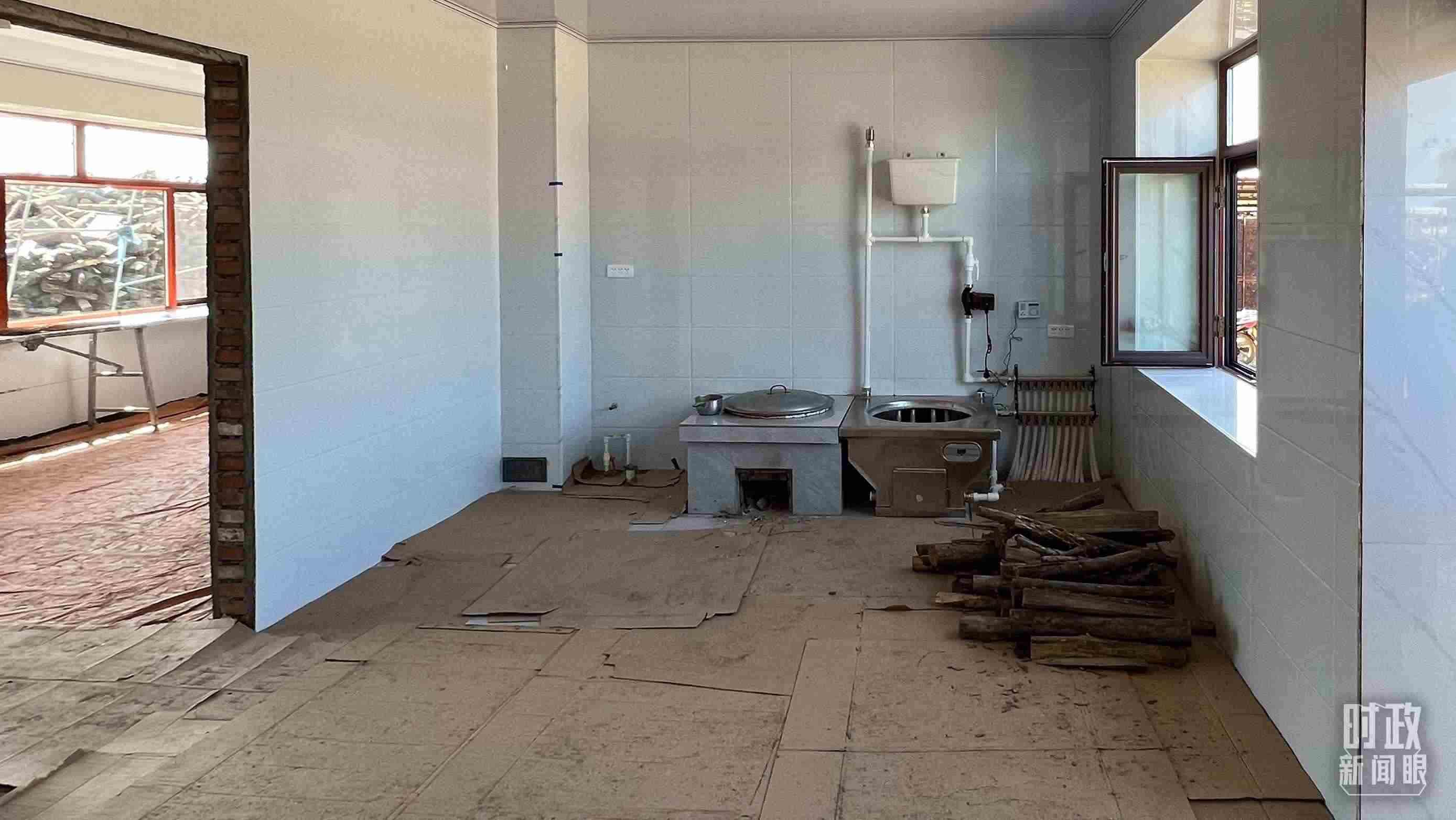 △龍王廟村內(nèi)，受災房屋內(nèi)部正在進行翻修。（總臺央視記者邢彬拍攝）