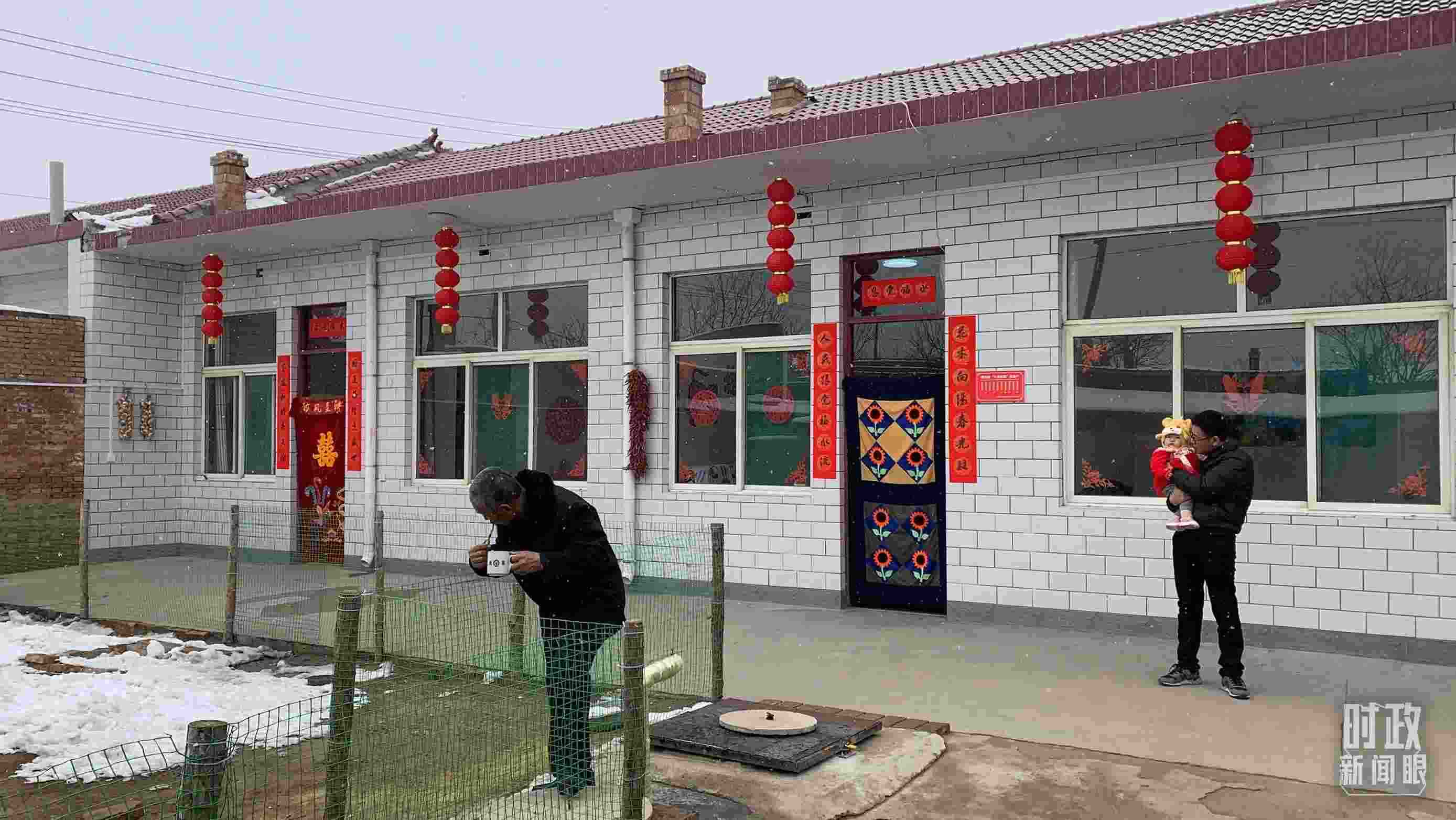 △ 當年春節(jié)來臨之前，馮南垣村受災村民全部搬進了新家。（總臺央視記者段德文拍攝）