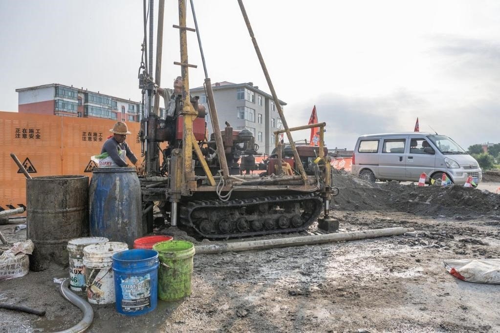 近日，在黑龍江省尚志市老街基鄉(xiāng)，施工人員正在作業(yè)。新華社記者 謝劍飛 攝