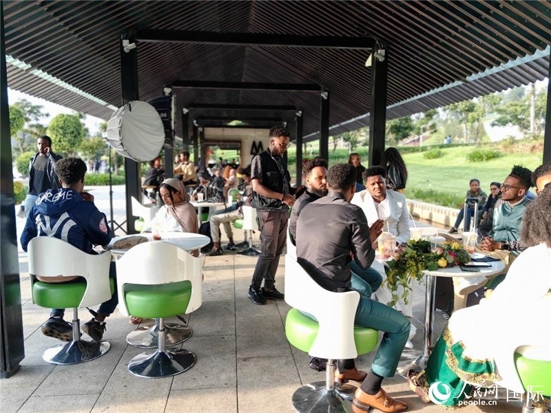 友誼廣場的果汁店一座難求。人民網(wǎng)記者 陳星星攝