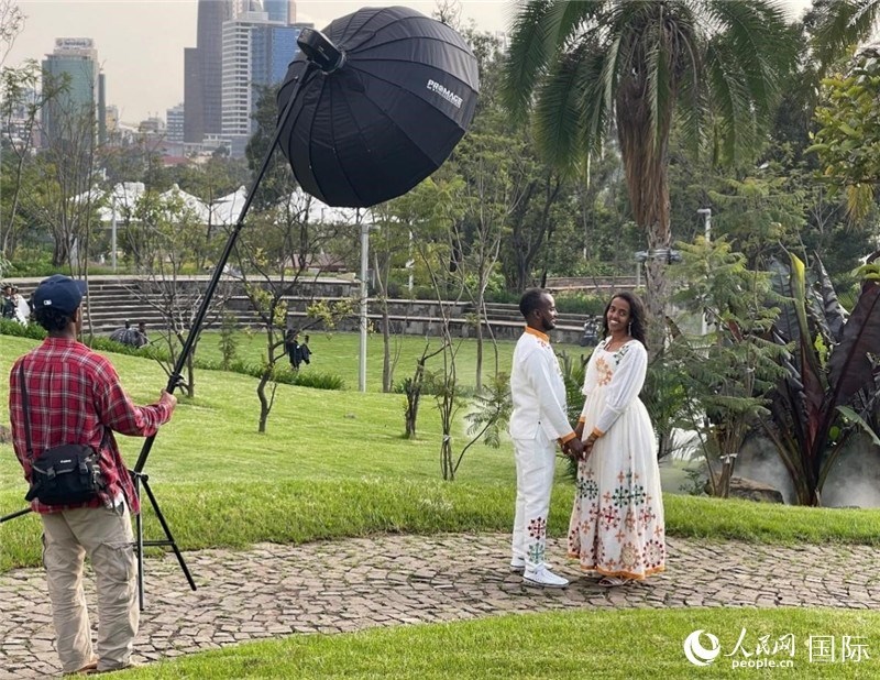 一對新人在友誼廣場拍照。人民網(wǎng)記者 趙艷紅攝