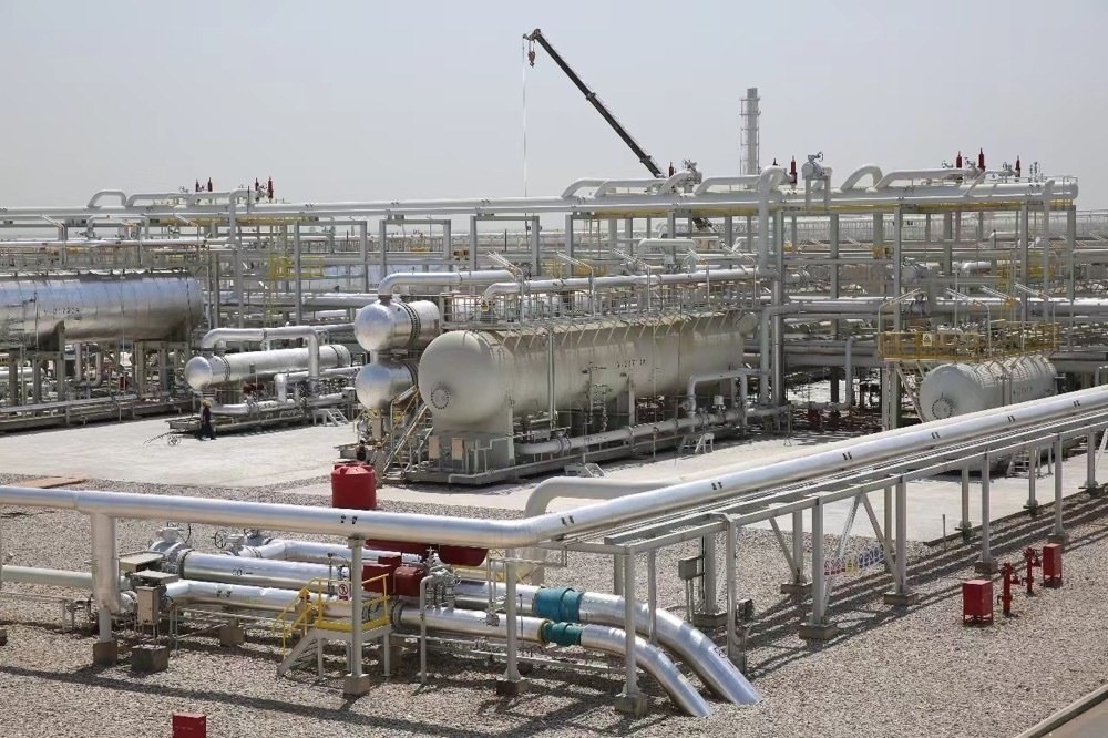 圖為位于伊拉克米桑省阿瑪拉市，由中國石油、道達爾、馬來西亞石油合資建設(shè)的哈法亞油田油氣處理站。中國石油哈法亞公司/供圖