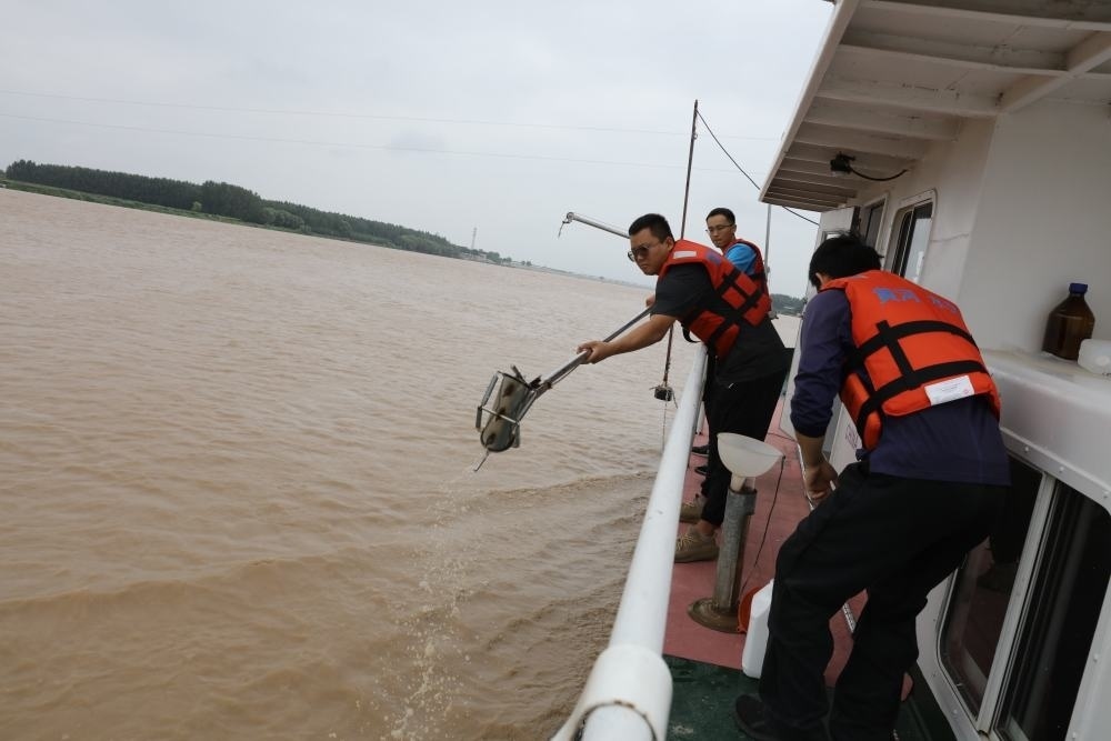 2023年6月29日，調(diào)水調(diào)沙期間，黃河下游利津水文站工作人員在進(jìn)行取沙作業(yè)。新華社記者 劉詩(shī)平 攝