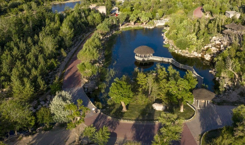 坐落在寧夏銀川市賀蘭山腳下的賀蘭山運(yùn)動(dòng)休閑公園（2021年5月27日攝，無(wú)人機(jī)照片）。這里曾是一片砂石采礦塌陷區(qū)，當(dāng)?shù)赝ㄟ^(guò)植被景觀再造、水系建設(shè)、現(xiàn)代管網(wǎng)鋪建等手段，重新利用廢石、廢坑及各類(lèi)廢棄建筑材料，把這里變成一座免費(fèi)開(kāi)放的主題公園。新華社記者 馮開(kāi)華 攝