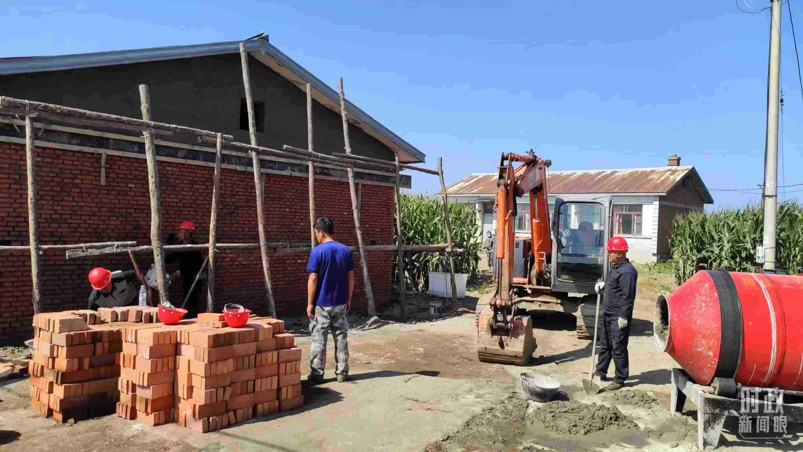 △村民正在修繕被損的房屋。（總臺央視記者薛冠南拍攝）