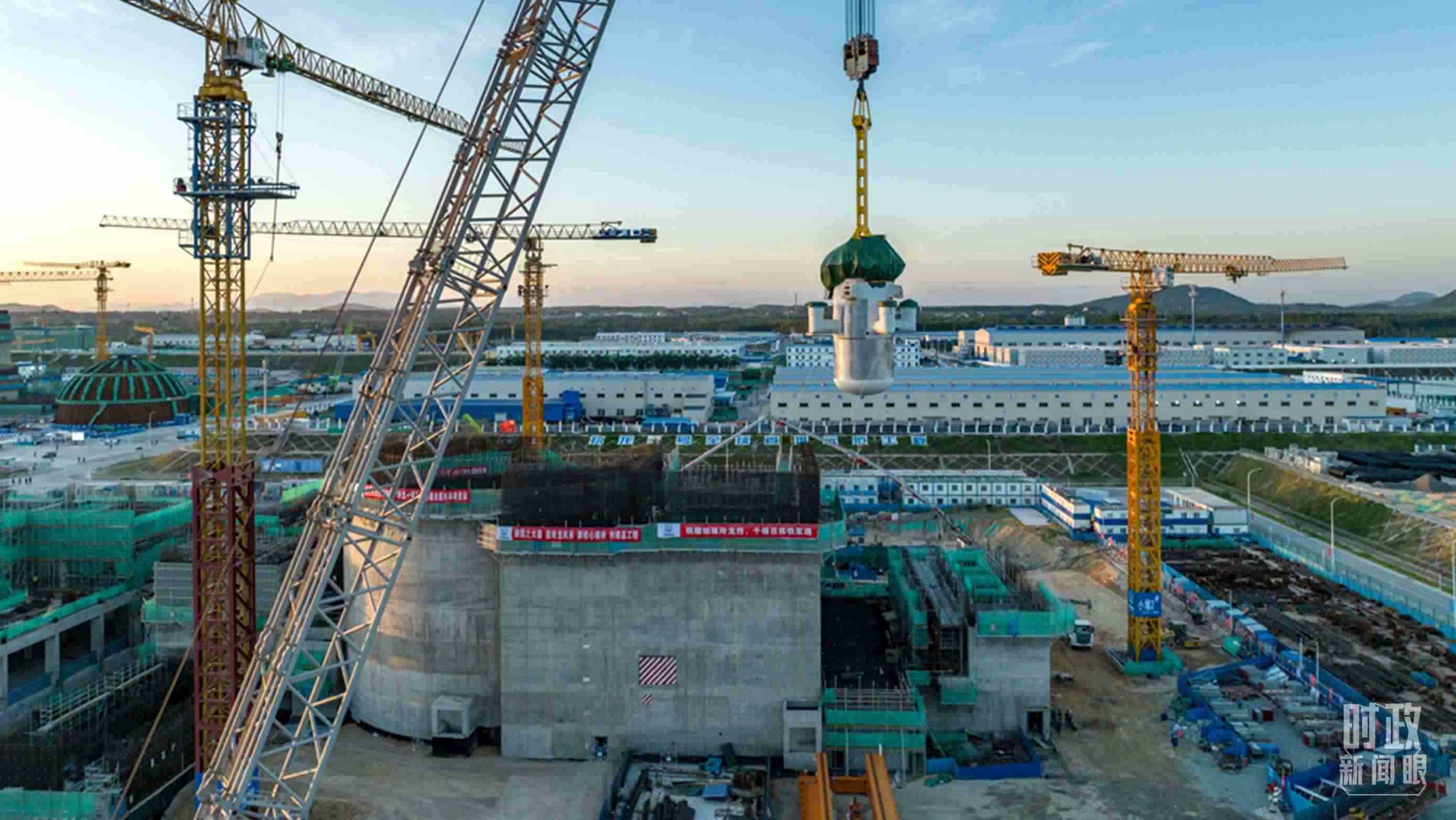 △8月10日，由中國第一重型機械股份公司承制的玲龍一號反應堆核心模塊“玲龍之心”成功吊裝。（圖/國務院國資委網(wǎng)站）