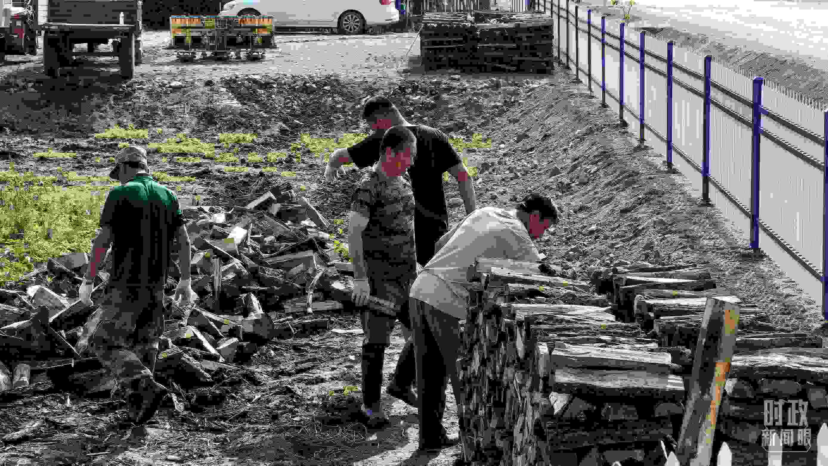 △村民正在整理家中被洪水沖垮的柴火垛。（總臺央廣記者潘毅拍攝）