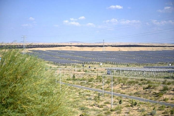 這是2023年8月24日拍攝的內(nèi)蒙古鄂爾多斯市達(dá)拉特光伏基地。新華社記者 賀書(shū)琛 攝