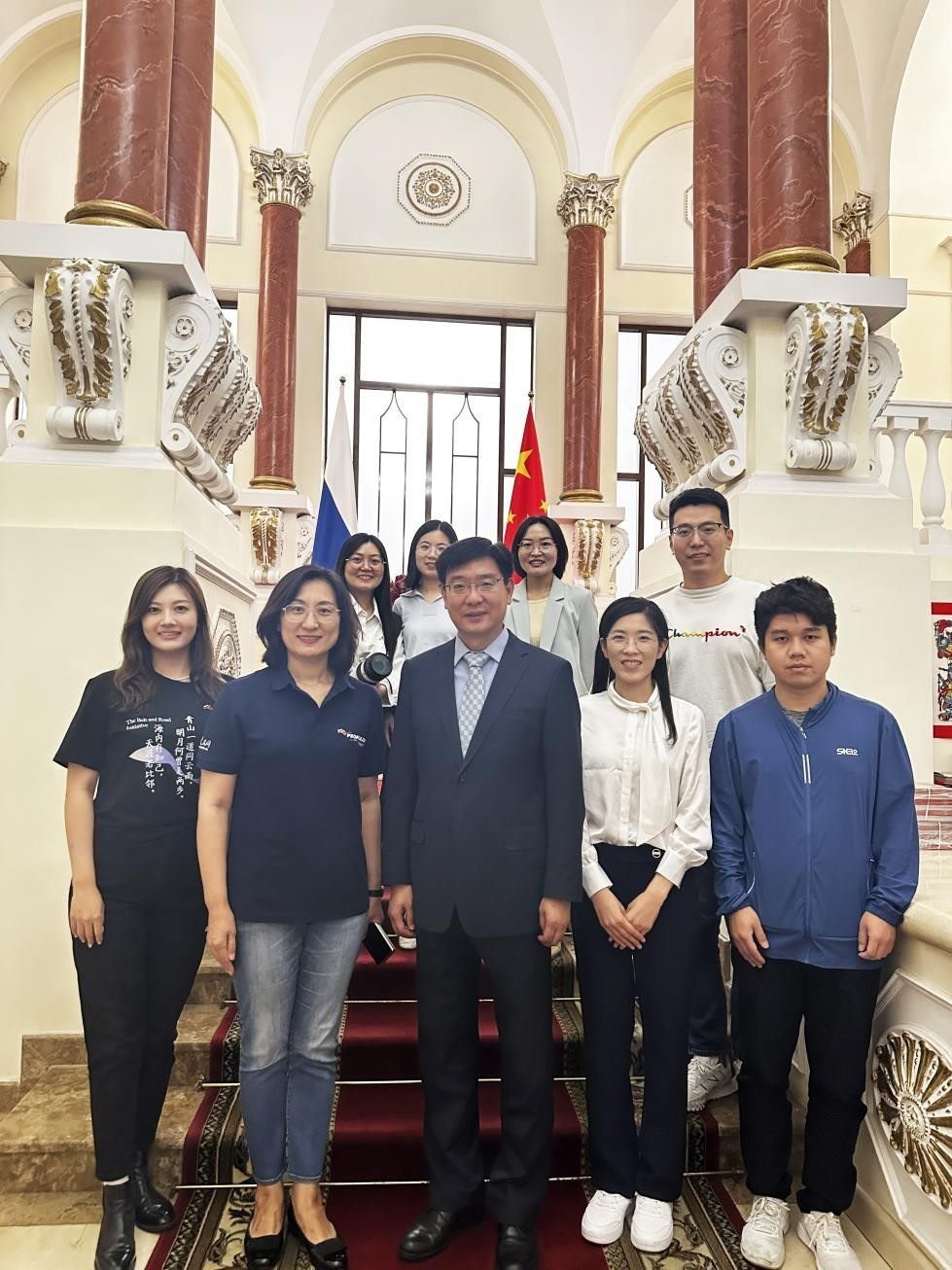 中國駐俄羅斯大使館公使銜文化參贊、莫斯科中國文化中心主任封立濤（前排中）與人民網(wǎng)記者合影。