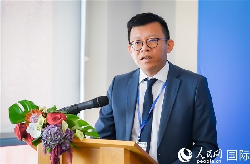 圖為中遠(yuǎn)海運(yùn)(歐洲)公司副總裁李震宇致辭。人民網(wǎng) 郭錦標(biāo)攝
