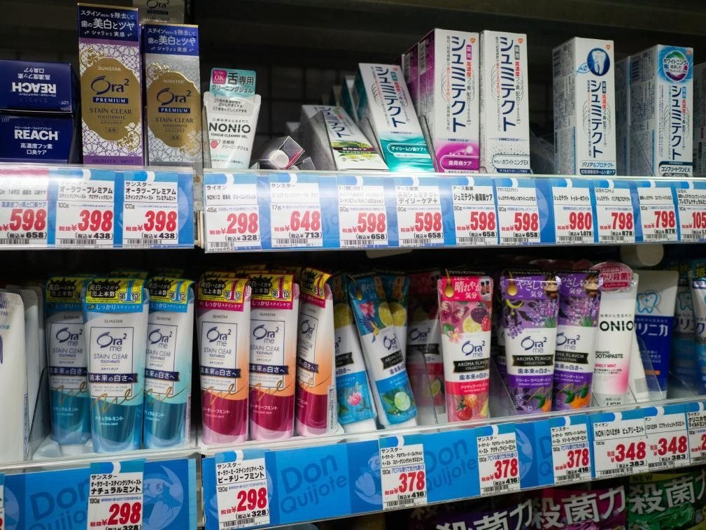 這是8月16日在日本東京新宿一商場拍攝的貨架。新華社記者張笑宇攝