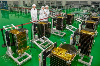 △2022年10月17日，位于吉林長(zhǎng)春的長(zhǎng)光衛(wèi)星技術(shù)股份有限公司科研人員在衛(wèi)星總裝測(cè)試大廳進(jìn)行相關(guān)測(cè)試工作。