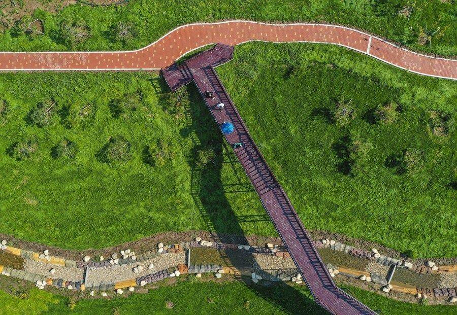 △游人在吉林長(zhǎng)春市九臺(tái)區(qū)清水村千畝苗木花卉休閑旅游觀光產(chǎn)業(yè)園區(qū)參觀游覽。