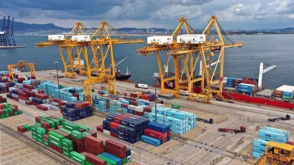 △在遼寧大連市遼寧港口集團(tuán)大連港集裝箱碼頭，貨輪在裝卸集裝箱。