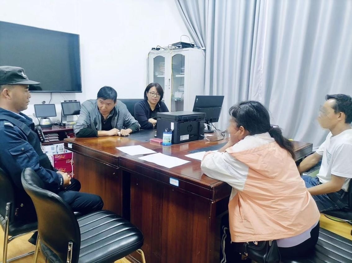 2023年8月4日，和立峰（左二）在調(diào)解一起家庭婚姻糾紛。受訪者供圖