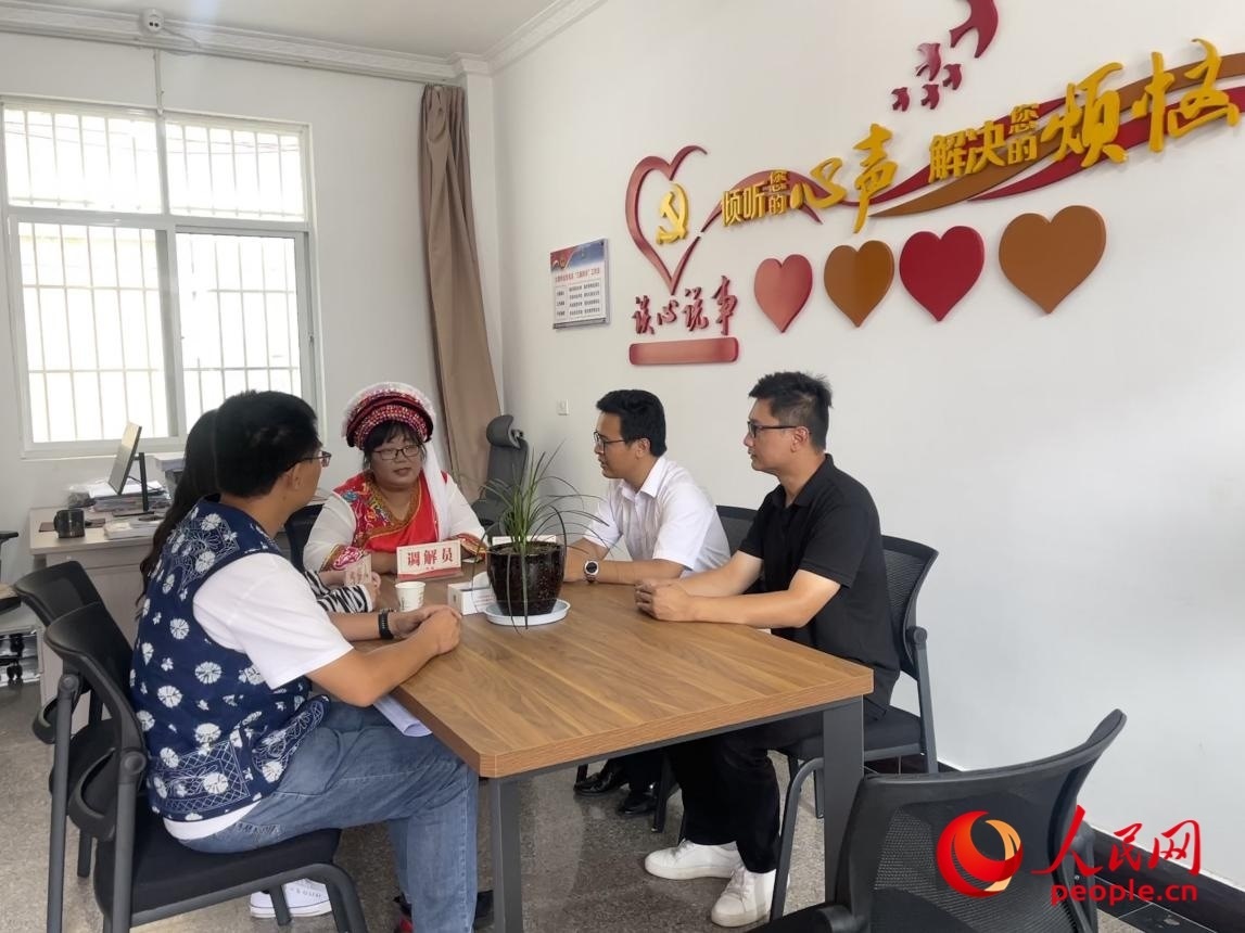 李雪娟（右三）和群眾交流。人民網(wǎng) 周靜圓攝