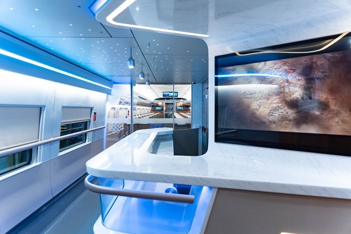 復(fù)興號(hào)亞運(yùn)智能動(dòng)車組列車車廂。上海鐵路局融媒體中心供圖