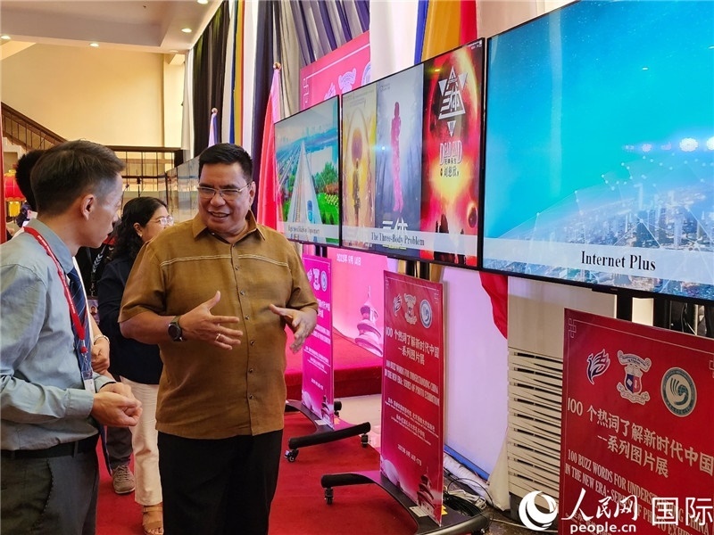 圖為菲律賓國(guó)家圖書館館長(zhǎng)阿德里亞諾參觀新時(shí)代中國(guó)圖片展。人民網(wǎng)記者樊帆攝