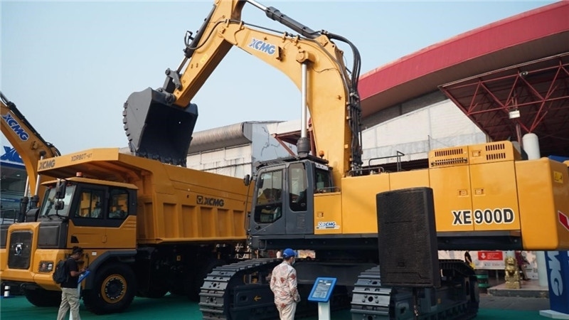 徐工集團(tuán)展出的90噸礦用挖掘機(jī)與80噸自卸車。石偉攝影