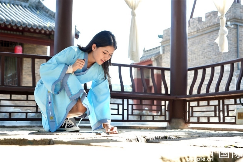 圖為選手在“曲水流觴亭”將“桃心”蠟燭放入渠中。人民網(wǎng) 盧鵬宇攝