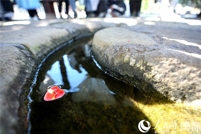 圖為水渠里流過的“桃心”蠟燭。人民網(wǎng) 盧鵬宇攝
