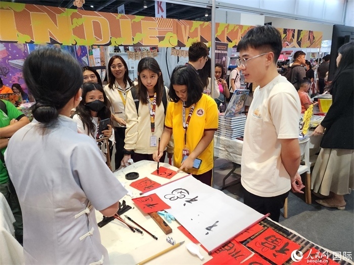 中國圖書展亮相第43屆菲律賓馬尼拉國際書展。人民網(wǎng)記者 樊帆攝