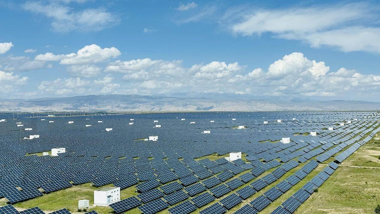 遠(yuǎn)眺青海省海南州光伏發(fā)電園區(qū)。人民網(wǎng) 劉沛然攝