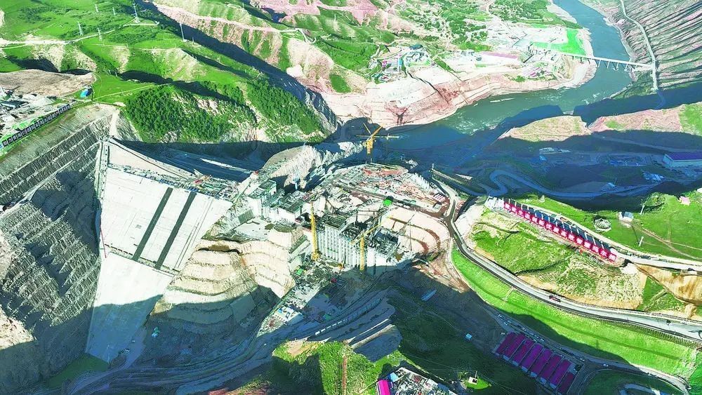 瑪爾擋水電站項(xiàng)目建設(shè)現(xiàn)場(chǎng)。國(guó)家能源集團(tuán)青海瑪爾擋水電站供圖