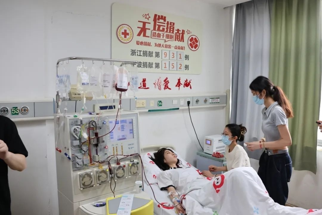 陸冰冰（右三）捐獻185毫升造血干細胞。受訪者供圖