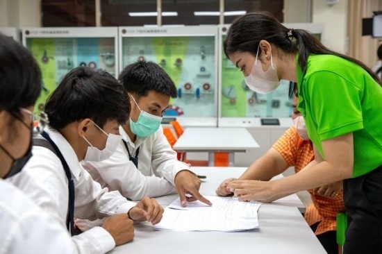 3月14日，在泰國(guó)大城府大城技術(shù)學(xué)院魯班工坊，教師（右一）給學(xué)生上課。新華社記者 王騰 攝