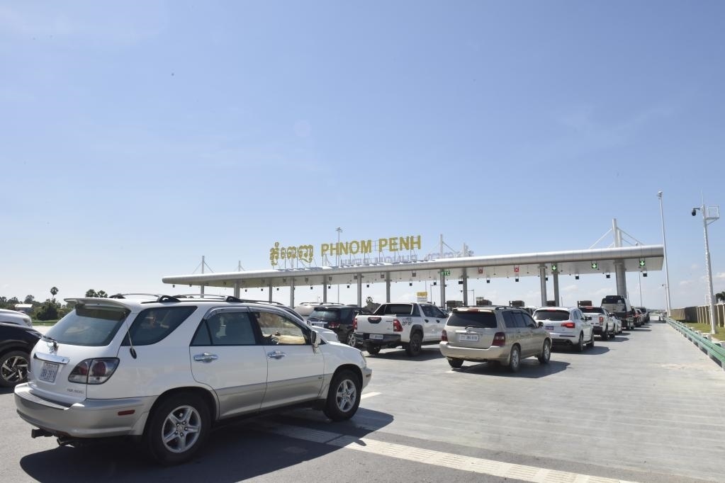 2022年11月7日，車輛在柬埔寨首都金邊的金港高速公路入口處排隊(duì)。金港高速公路連接柬埔寨首都金邊和該國(guó)最大深水海港西哈努克港。