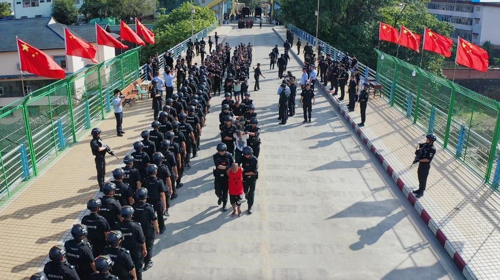 圖為涉詐犯罪嫌疑人移交我方。