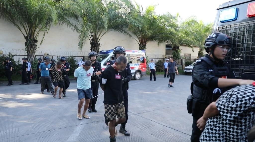 圖為涉詐犯罪嫌疑人移交我方。